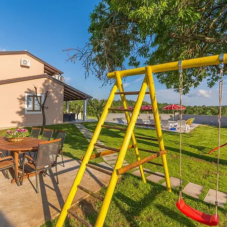Tranquil In With Swimming Pool וילה Tinjan